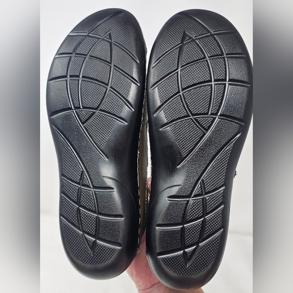 Terrikat Women's Classic Leather Loafers Slip-On Comfort Walking Sz 7.5 Khaki - Picture 13 of 13